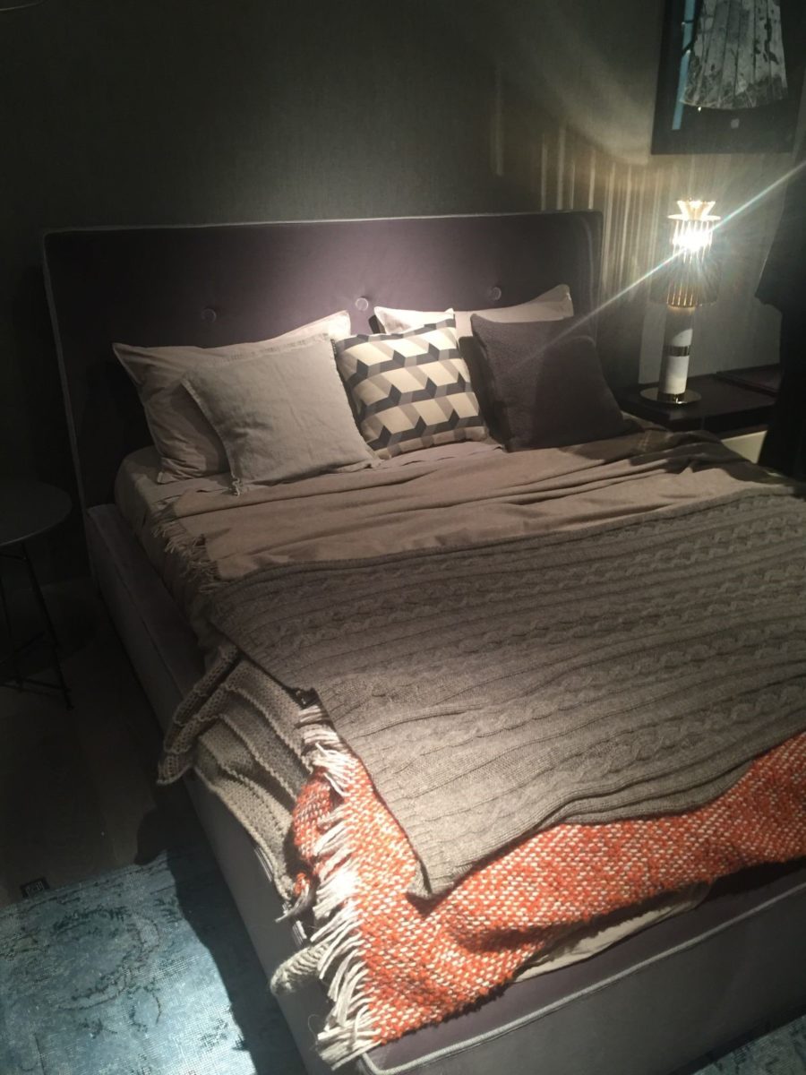 подушки в серой спальне