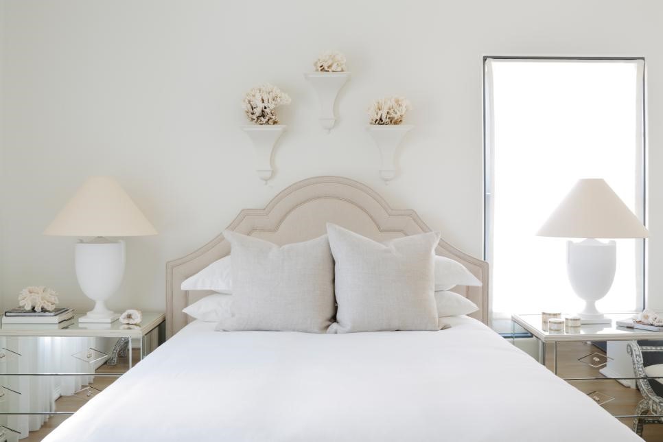 Спальня в белом цвете с нейтральной мебелью