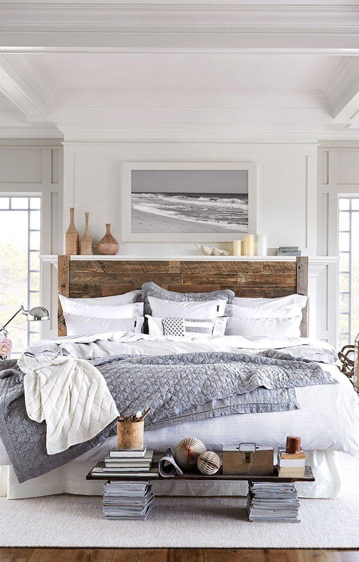 Спальня в белом цвете с деревянным декором